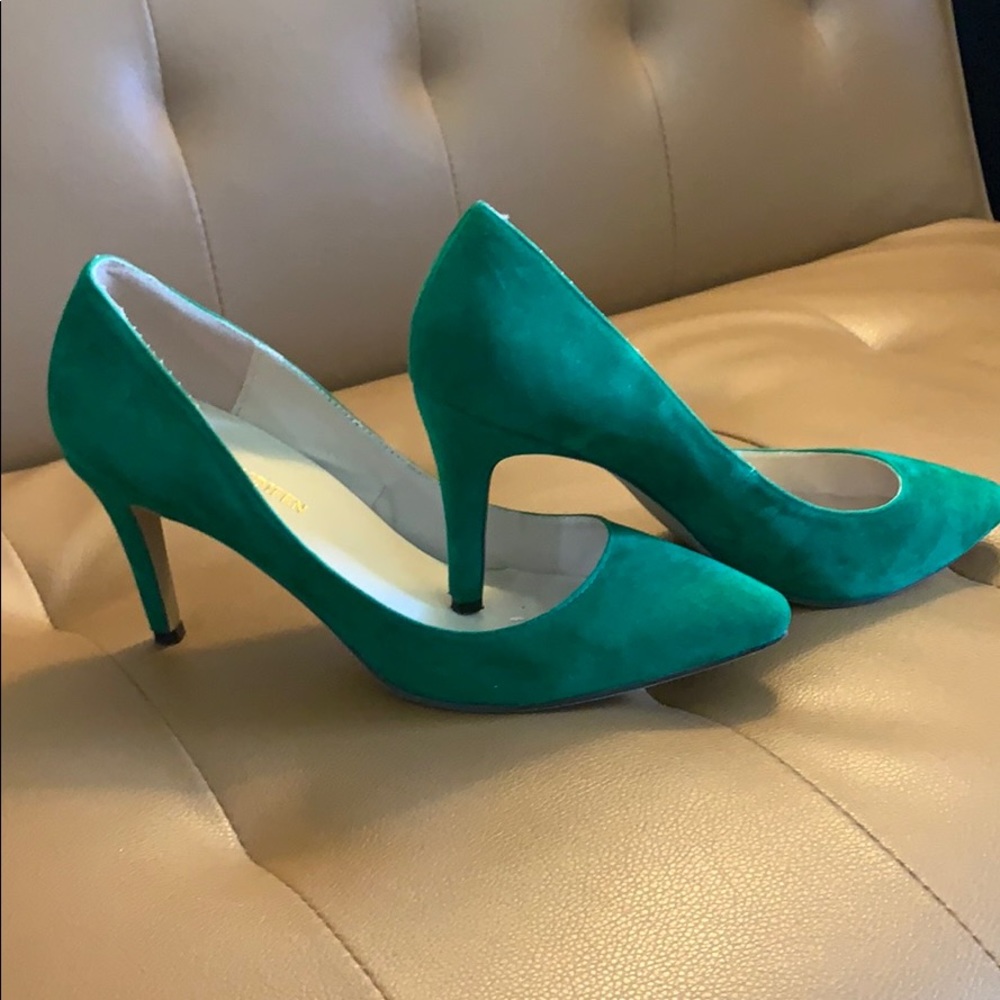 Green suede elegant shoe